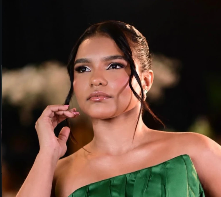 Detalhe do olhar esfumado em produção de vestido verde