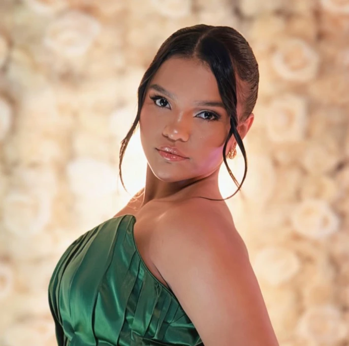 Retrato de perfil em produção de vestido verde