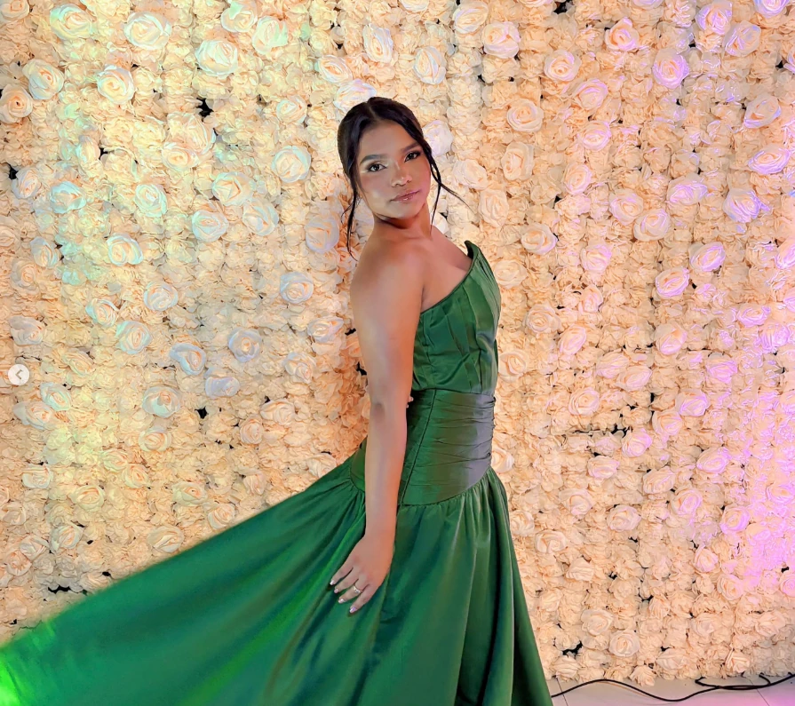 Vestido verde em produção completa, make e cabelo