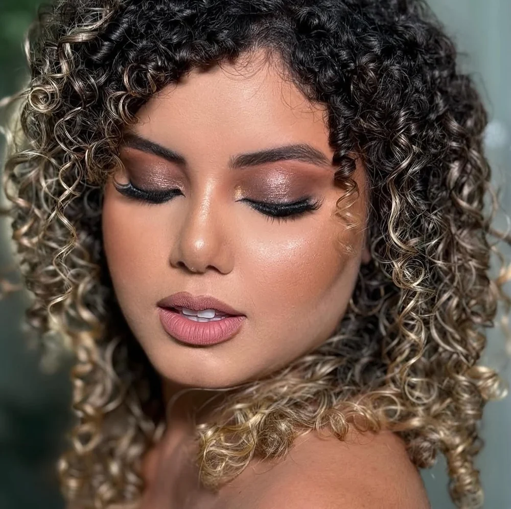 Esfumado em bronze com cachos dourados