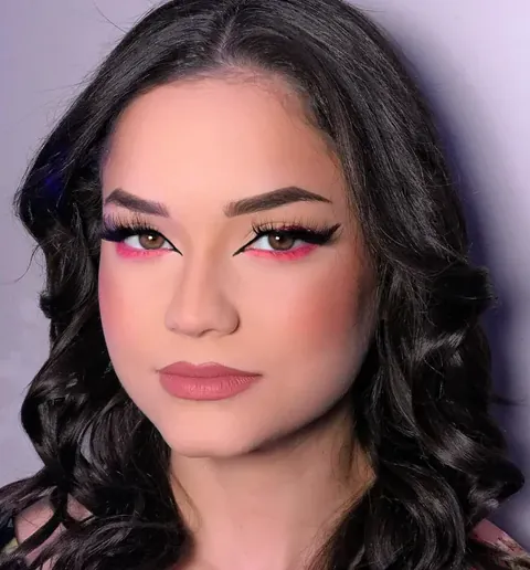Delineado gráfico preto e rosa com cílios marcados e ondas escuras