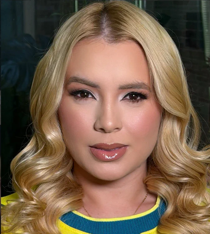 Produção em cabelo loiro com esfumado dourado e boca nude