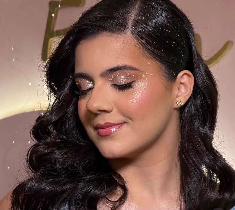 Make com glitter sob luzes de festa