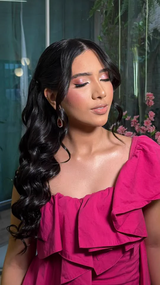 Convidada com vestido rosa, esfumado rosado e ondas soltas no cabelo